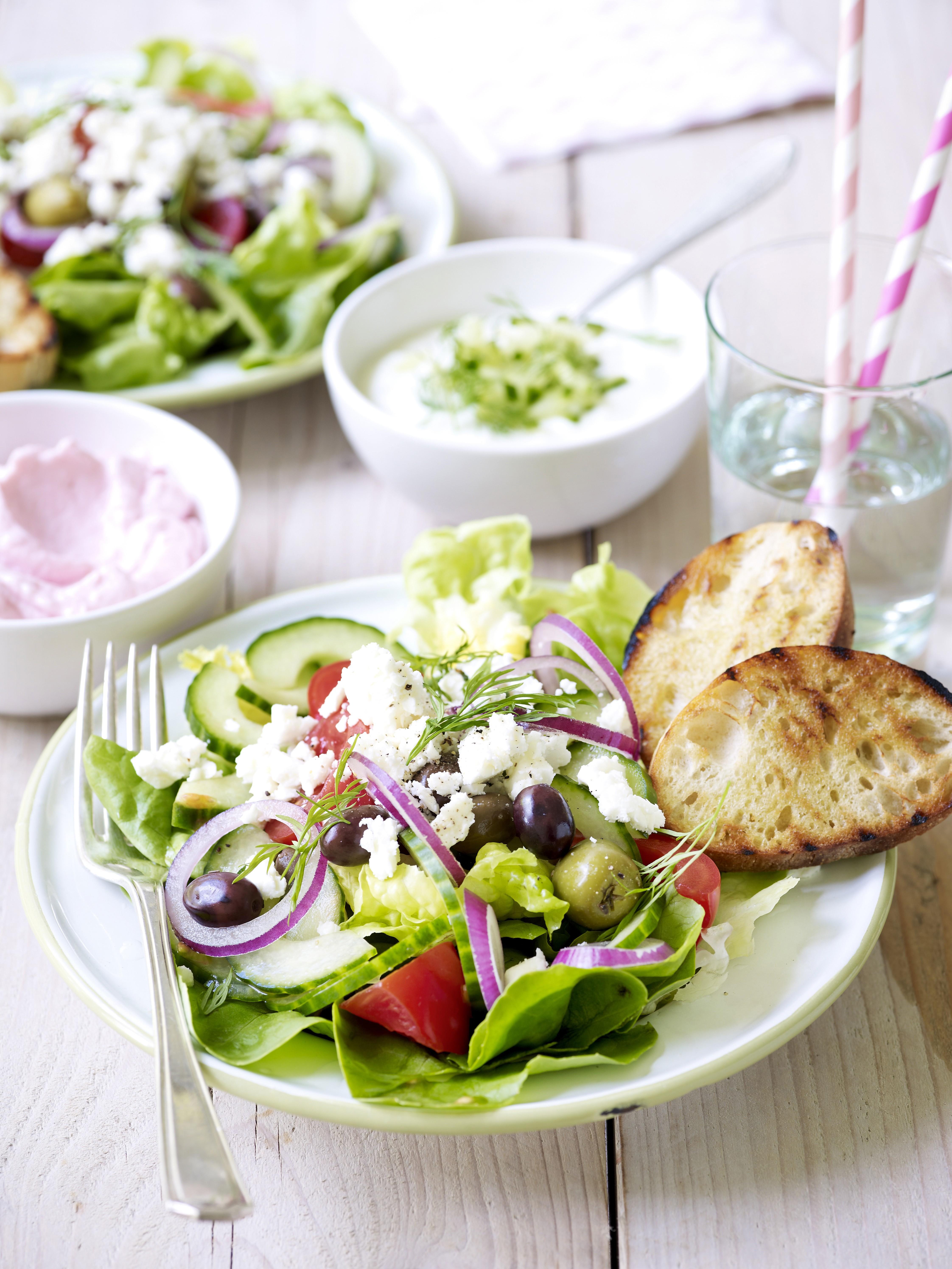 Klassieke Griekse salade met feta en tzatziki